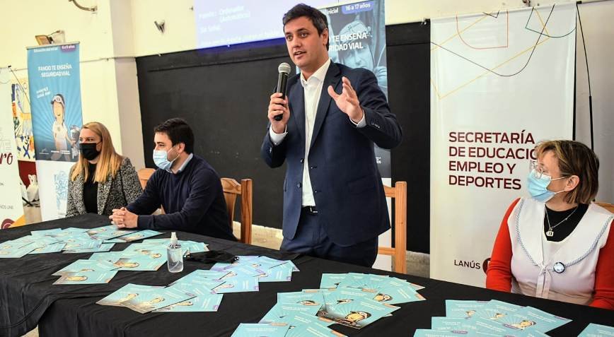 Transporte entregó 105 mil libros de seguridad vial para las escuelas de Lanús