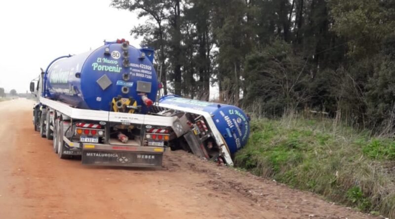 Cañuelas, Camión atmosférico se cayó a la zanja detrás del Monte Mateo,  en el camino al barrio Guzzetti.