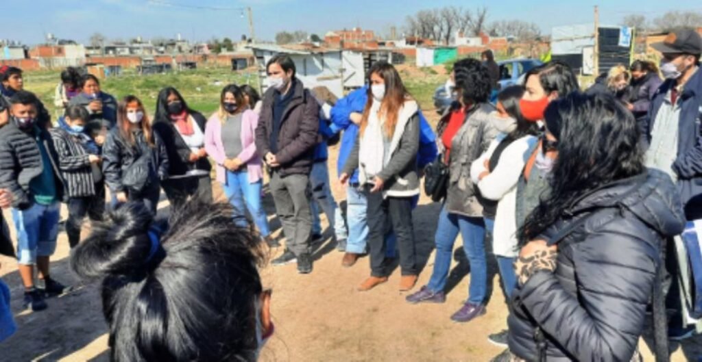 Del Caño en La Matanza: “Sin un plan de viviendas urgente familias enteras seguirán viviendo en un basural mientras los bancos se la llevan en pala” 