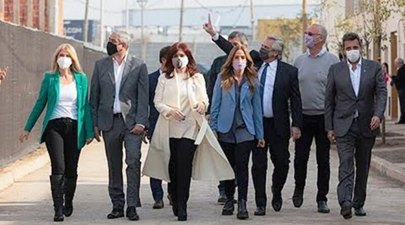 Plan Hábitat Integral-  El Presidente Fernández  entregó la vivienda número 20 mil.