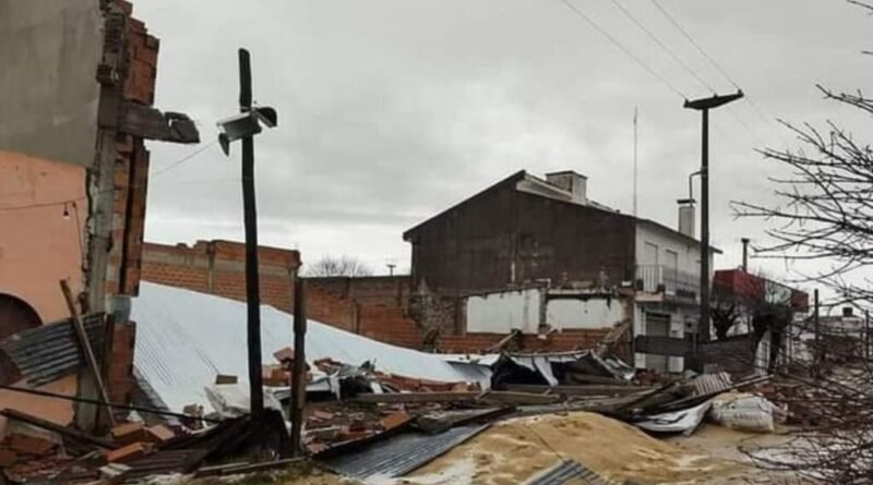 Saladillo – Fuerte tormenta con caída de granizo y voladuras de techos “Alerta Meteorológico en la zona.”