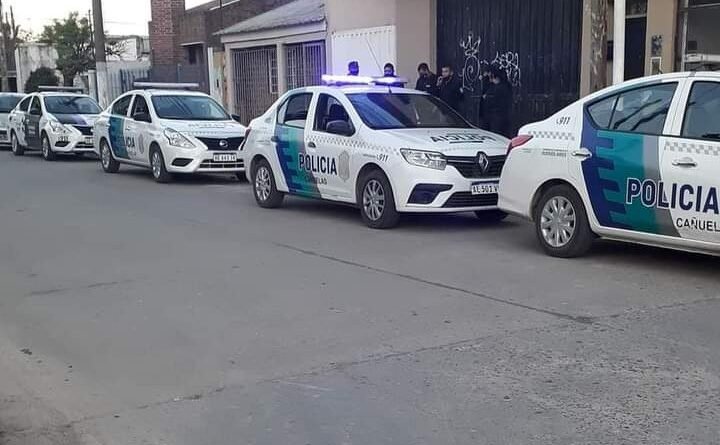 Cañuelas - protesta en el H.C.D. por no dejar entrar a Victoria Márques UCeDé, observados por  10 Patrulleros con más  20 Polícias.