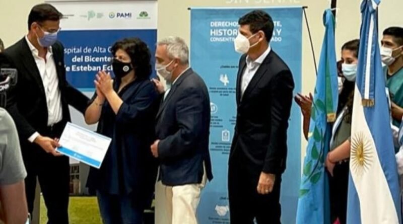 Vizzotti entregó el certificado de Hospital Comprometido con la Calidad al HCANK