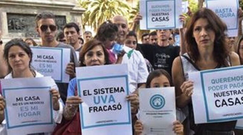 CRÉDITOS UVA: Vuelven a marchar reclamando una solución.
