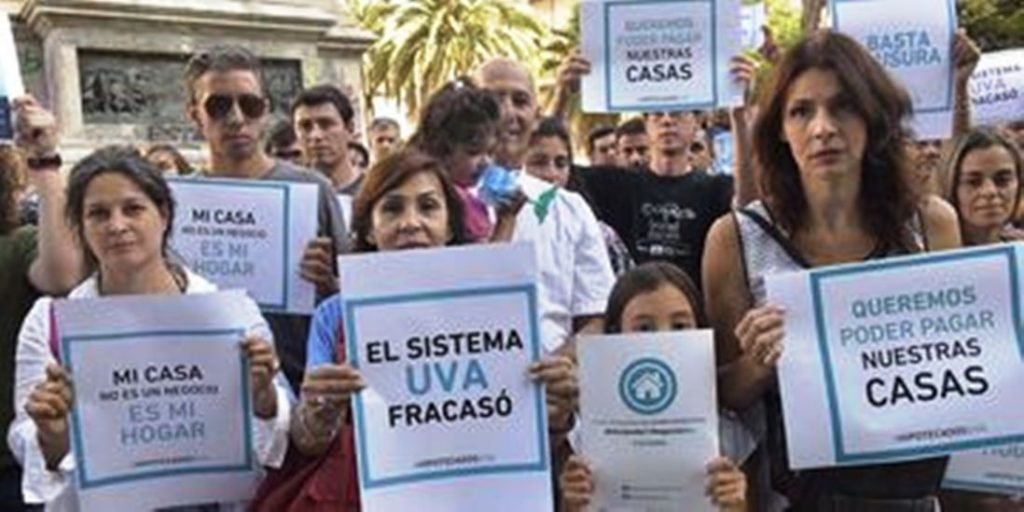 CRÉDITOS UVA: Vuelven a marchar reclamando una solución.