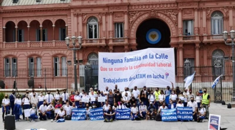 Trabajadoras/es de LATAM en lucha Movilización en Aeroparque Martes 08HS.