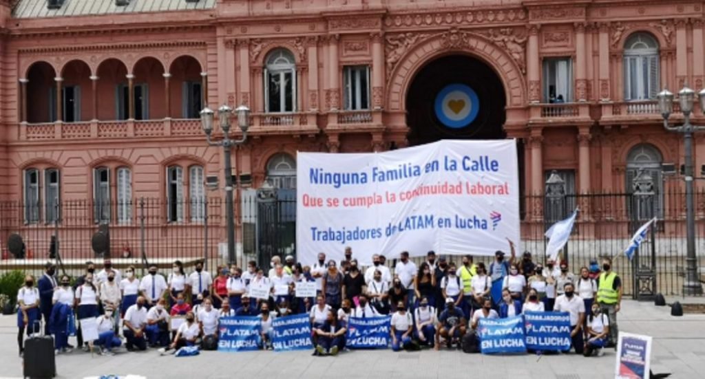 Trabajadoras/es de LATAM en lucha Movilización en Aeroparque Martes 08HS.