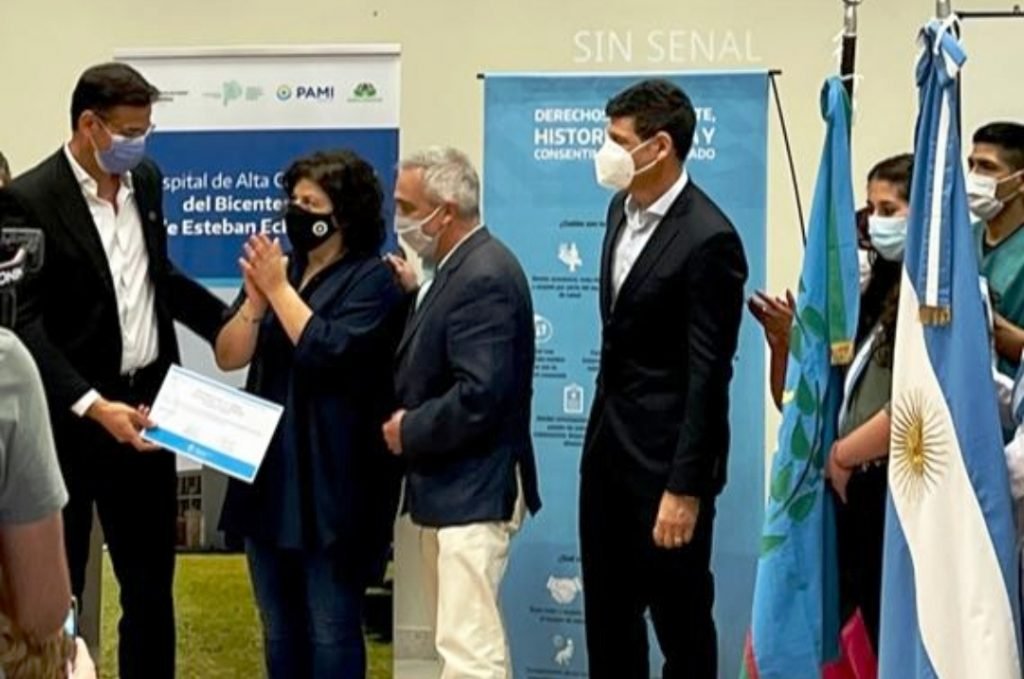 Vizzotti entregó el certificado de Hospital Comprometido con la Calidad al HCANK