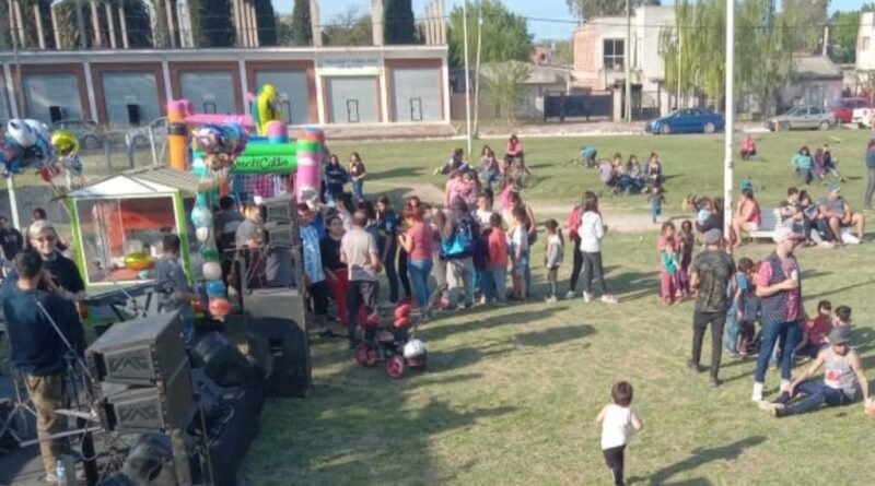 Cañuelas – Se realizó la primera feria en la Plaza del Barrio Libertad.