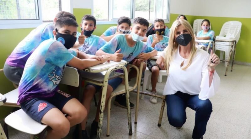 Cañuelas  – Marisa Fassi visitó a las estudiantes que crearon la Escarapela del Bicentenario​.​