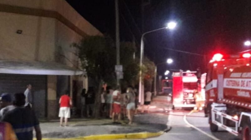 Cañuelas - incendio en un depósito de un Supermercado en San Juan y  Paraguay.