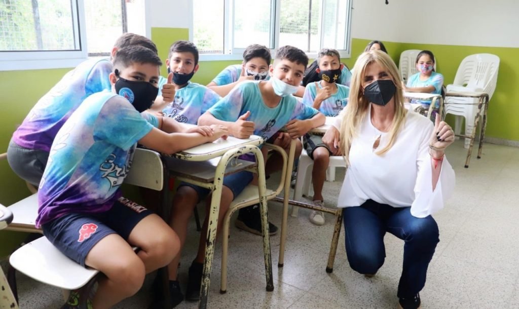 Cañuelas  - Marisa Fassi visitó a las estudiantes que crearon la Escarapela del Bicentenario​.​