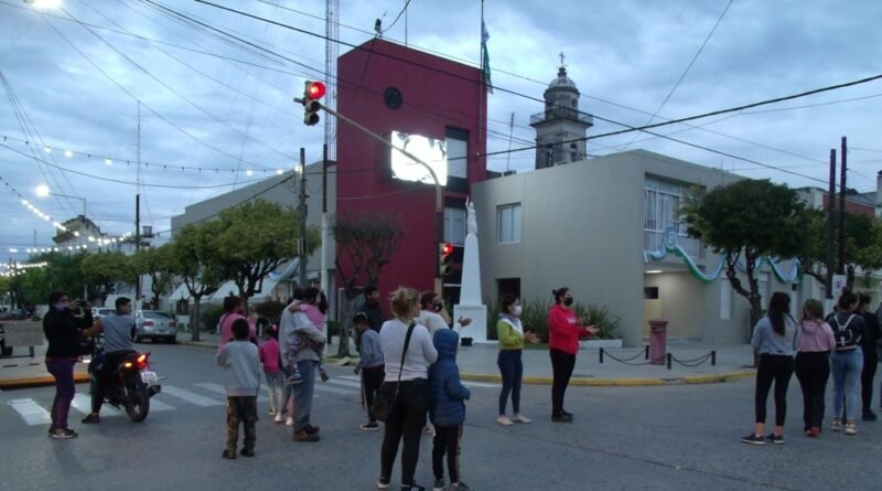 Cañuelas -  Marcha por pedido de  Pediatras para el Marzetti,  piden la Renuncia del Secretario de Salud Municipal.