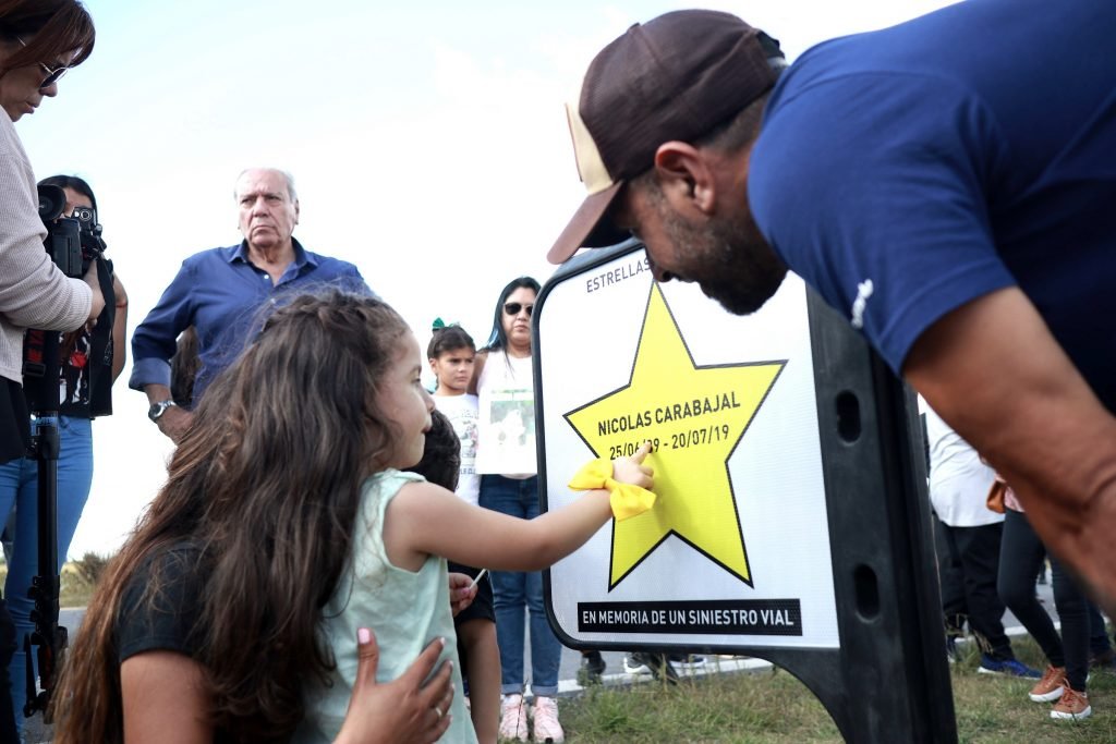 El Ministerio De Transporte Bonaerense Colocó Dos Estrellas Amarillas Donde Fallecieron Los Jóvenes Tras El Siniestro De Rubén "El Pepo" Castiñeiras