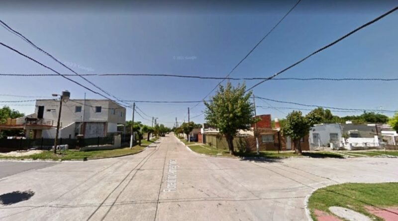 Cañuelas - Dos Delincuentes armados robaron una Camioneta Chevrolet  Onix Plata en el centro urbano.