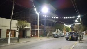 Cañuelas - Extraña situación al retirar la iluminación LED en forma de guirnaldas en Avenida Libertad al 1300