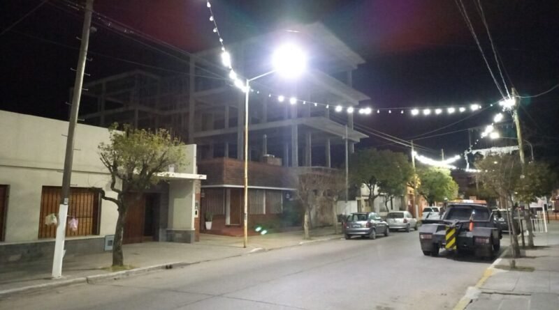 Cañuelas - Extraña situación al retirar la iluminación LED en forma de guirnaldas en Avenida Libertad al 1300