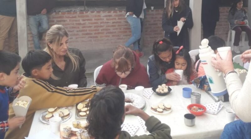 Vicente Casares Cañuelas – La Sra Intendenta Marisa Fassi visito la Biblioteca Ateneo y estuvo  hablando con los vecinos.