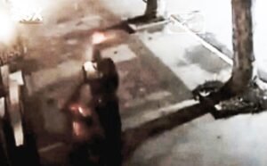 Cañuelas - Delincuente robo una moto y quedo grabado en la cámara