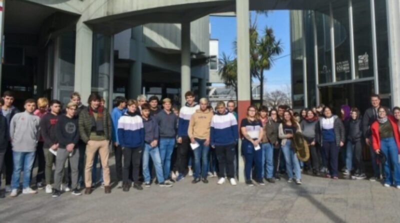 Juventudes brindó charlas sobre los viajes de egresados en distintas localidades
