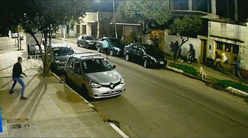 Cañuelas - Delincuentes Juveniles rompieron autos y vidrieras en Av Libertad.