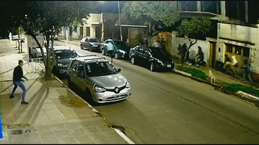Cañuelas - Delincuentes Juveniles rompieron autos y vidrieras en Av Libertad.-