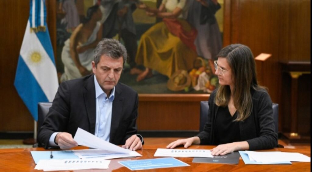 Raverta y Massa - anunciaron el aumento de 15,53 por movilidad y un refuerzo de ingresos para jubilados.