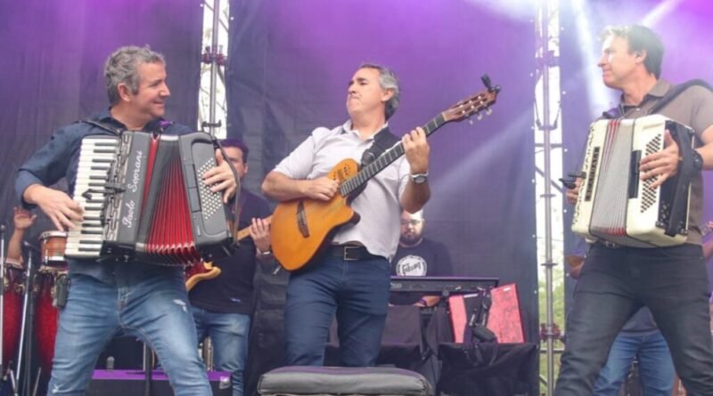 Uribelarrea Cañuelas – Los Alonsitos cerraron una nueva jornada de folclore en la Feria.