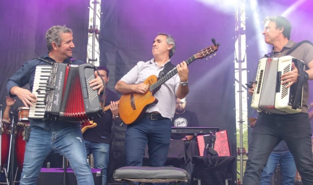 Uribelarrea Cañuelas - Los Alonsitos cerraron una nueva jornada de folclore en la Feria.