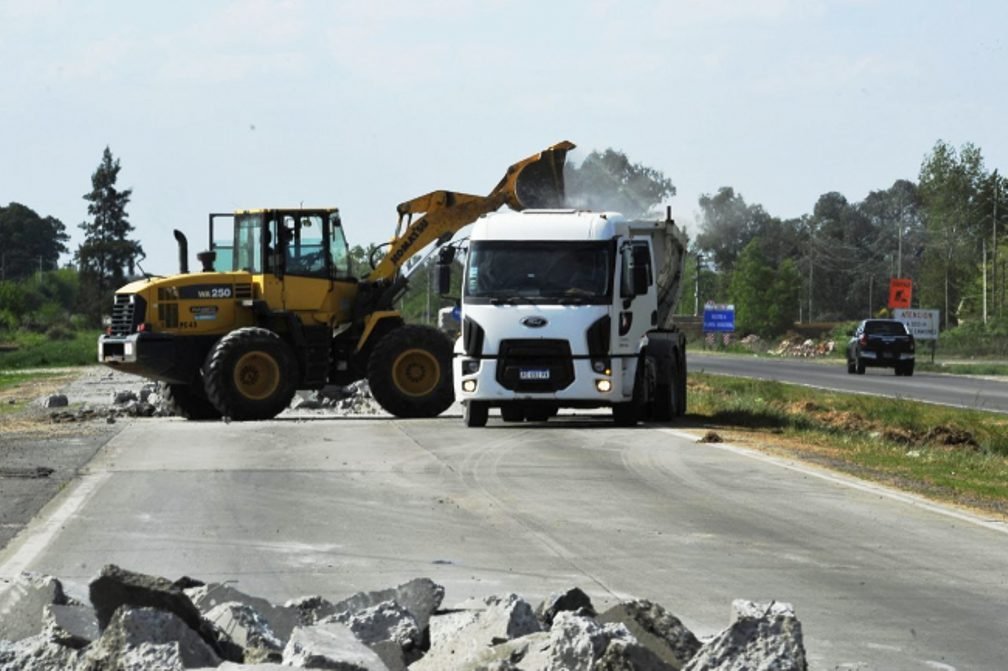 Nardini -  visitó las obras de Vialidad en Cañuelas y otras,  sobre la traza de la Ruta Provincial N°6