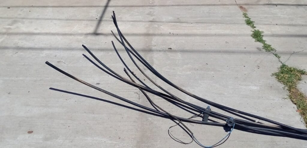 Se prendieron fuego los cables de Edesur en calle Rivadavia y Olavarría del centro de Cañuelas