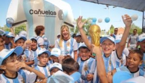 Cañuelas Marisa Fassi Visita a la colonia "La Scaloneta"en la Pileta Municipal.