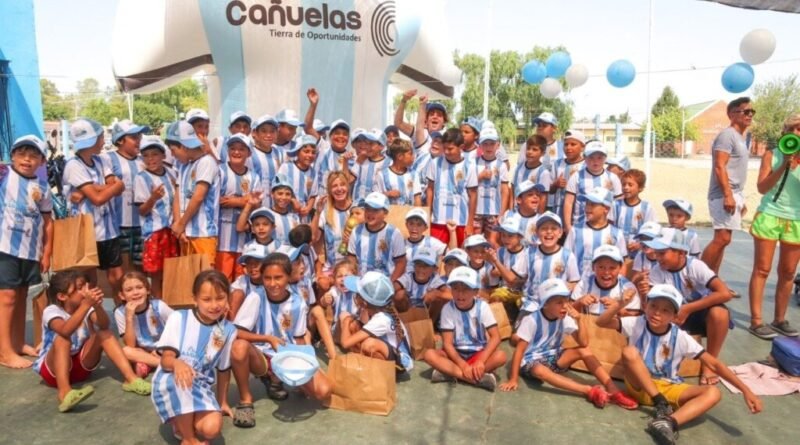 Cañuelas Marisa Fassi Visita a la colonia "La Scaloneta"en la Pileta Municipal.- 