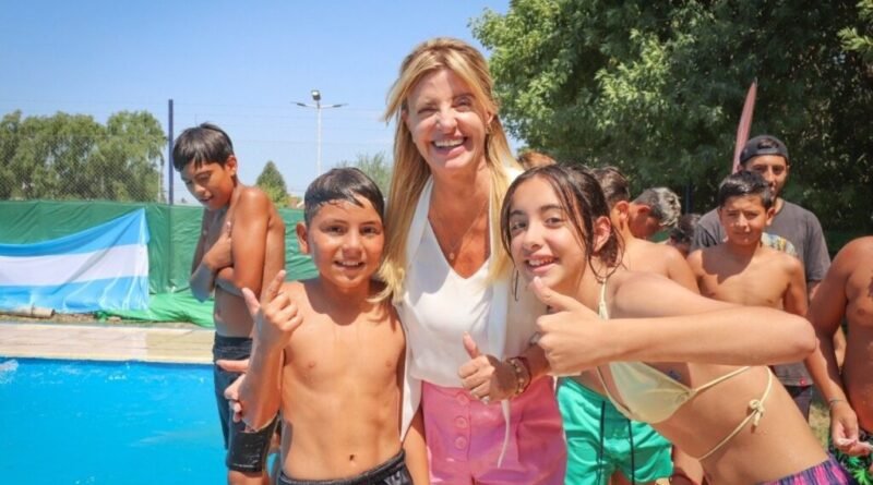 Cañuelas Marisa Fassi Visita a la colonia "La Scaloneta"en la Pileta Municipal.- 