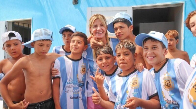 Cañuelas Marisa Fassi Visita a la colonia "La Scaloneta"en la Pileta Municipal.- 