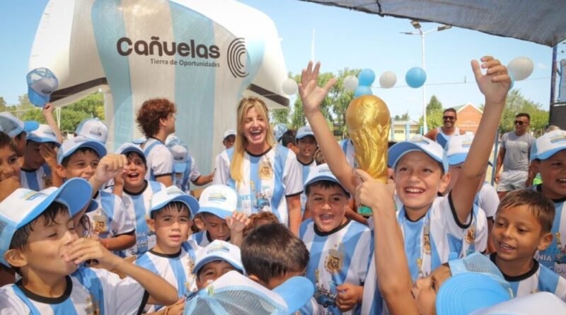 Cañuelas Marisa Fassi Visita a la colonia "La Scaloneta"en la Pileta Municipal.- 