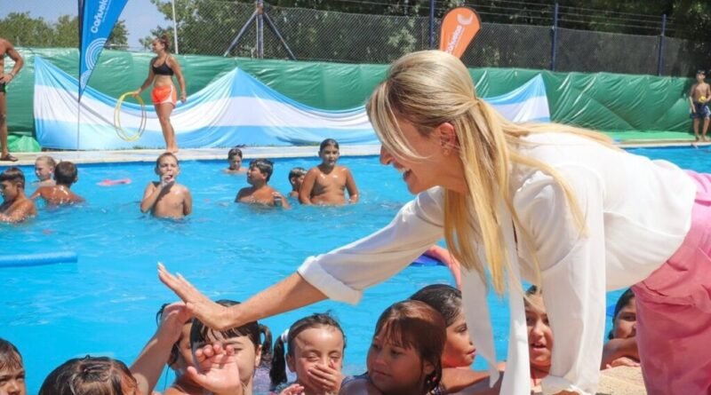 Cañuelas Marisa Fassi Visita a la colonia "La Scaloneta"en la Pileta Municipal.- 