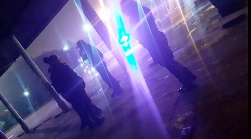 Cañuelas Terminal Colectivos -  la Policía pide nombre  apellidos y DNI arriba, antes de salir el colectivo.