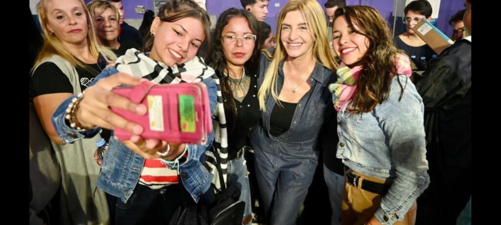 Cañuelas - Conectar Igualdad Bonaerense: Se realizó la segunda entrega de notebooks en los Pozos