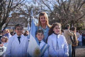 Más de 1.400 alumnos prometieron lealtad a la bandera en la plaza belgrano