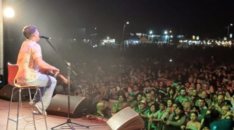 Nahuel Pennisi. Con Más de 45 mil  personas en la  segunda noche en la Expo Cañuelas