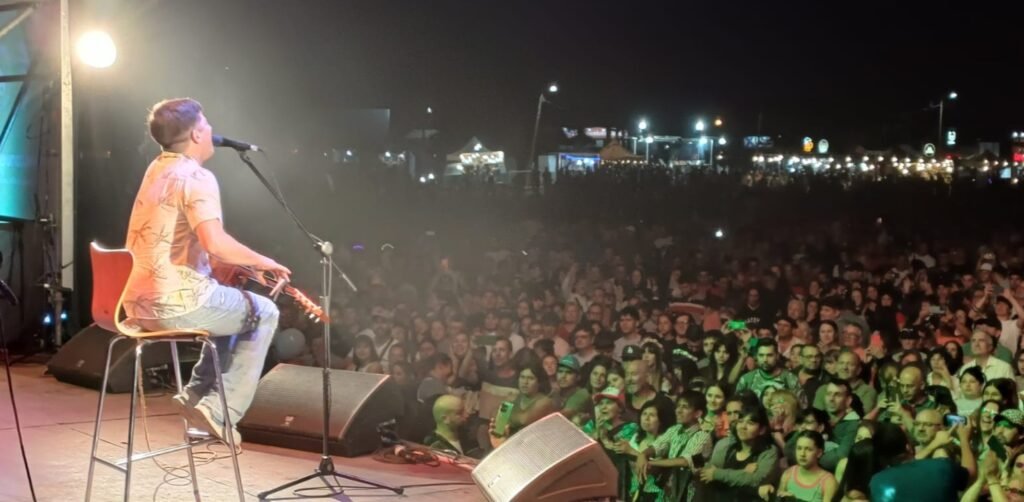 Nahuel Pennisi. Con Más de 45 mil  personas en la  segunda noche en la Expo Cañuelas