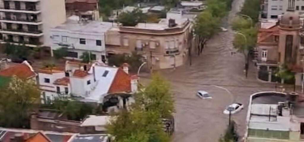 Bahía Blanca Tormenta - Kicillof moviliza recursos provinciales y coordina emergencia interministerial.