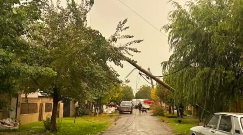 Cañuelas Barrio Libertad sin energía eléctrica, Cedieron los Postes de media  tensión 13800 voltios dentro de las Zanjas