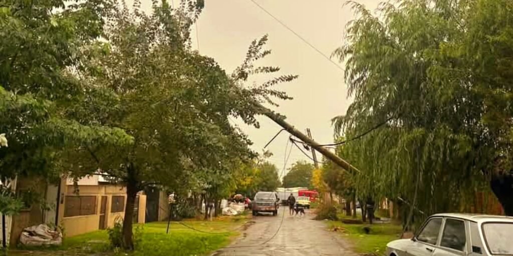 Cañuelas Barrio Libertad sin energía eléctrica, Cedieron los Postes de media  tensión 13800 voltios dentro de las Zanjas