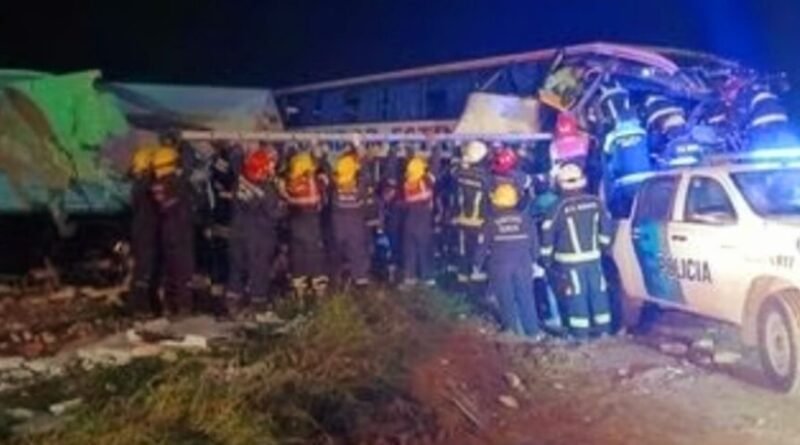 San Miguel del Monte Tragedia en la Ruta 3: Cuatro muertos y 16 heridos tras choque frontal.