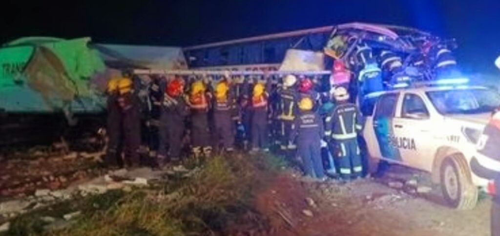 San Miguel del Monte - Tragedia en la Ruta 3: Cuatro muertos y 16 heridos tras choque frontal.