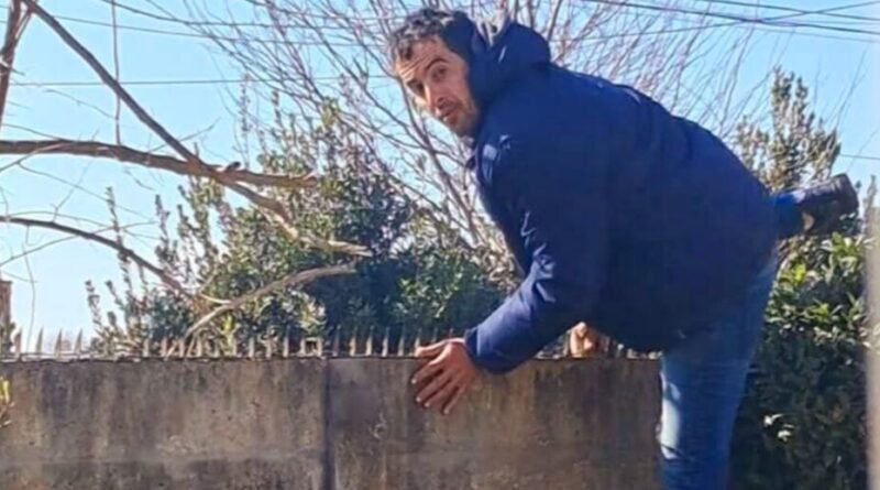 Cañuelas Los Aromos – Vecino captura en imagen a ladrón que ingresó a su patio para robar una pala.