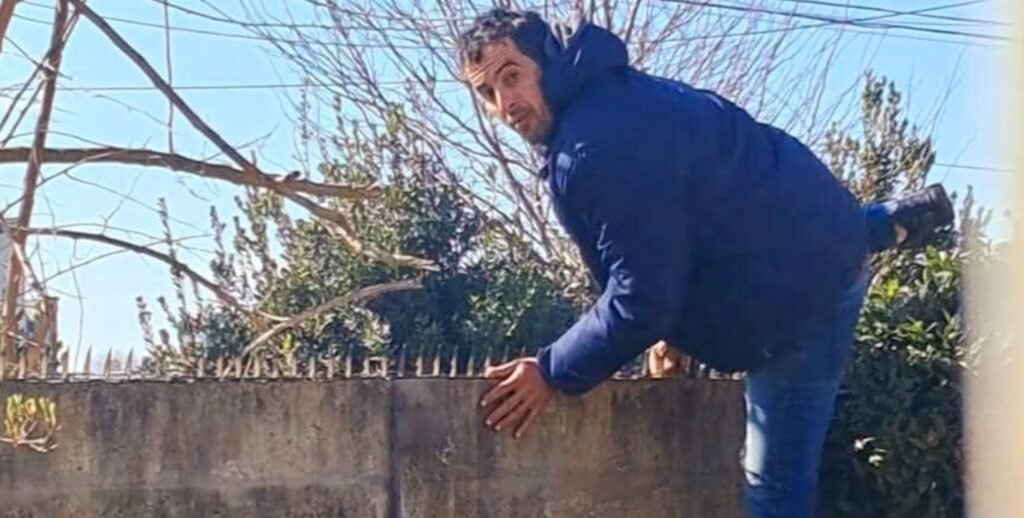 Cañuelas Los Aromos – Vecino captura en imagen a ladrón que ingresó a su patio para robar una pala.