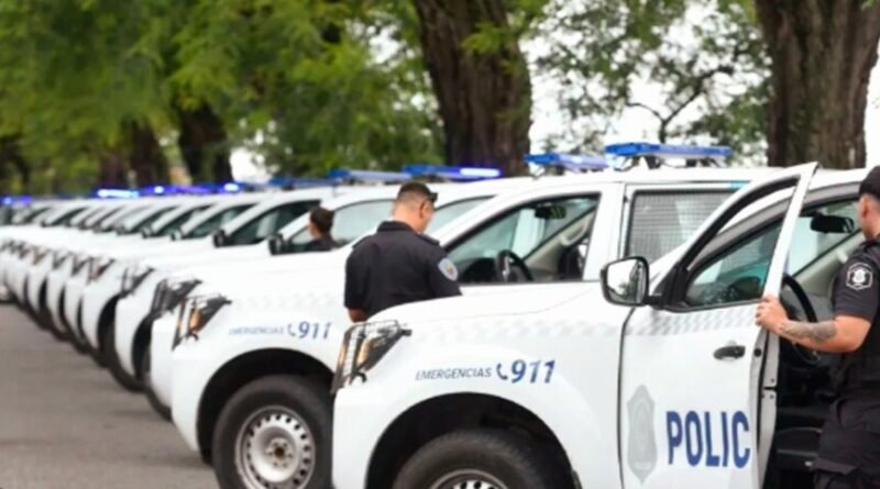 La Plata Expulsan a 24 jefes policiales por operar para Milei.